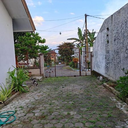 Indo Homestay Маланг Екстериор снимка