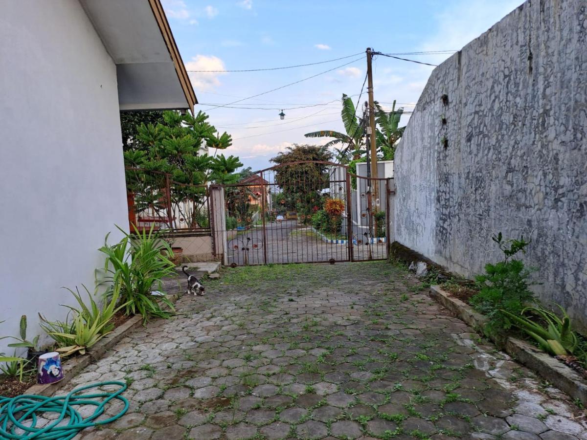 Indo Homestay Маланг Екстериор снимка